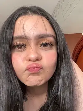 Selena Roa online show from April 19, 2026, 6:32 pm