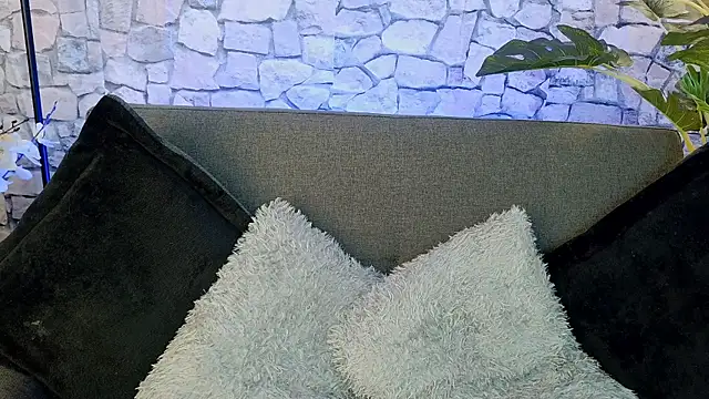 mia roux1 online show from December 19, 2025, 7:38 pm