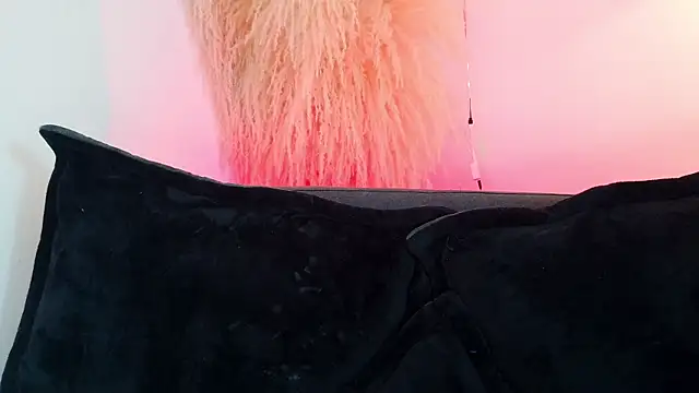 mia roux1 online show from April 2, 2026, 7:42 pm