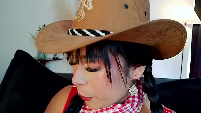 Snapshot of mia_roux1 chatting on February 8, 2026, 8:06 pm mia roux1 online show from February 8, 2026, 8:06 pm