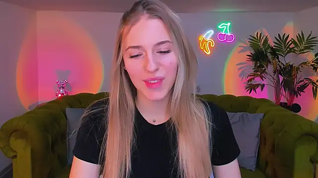 sassy cutie online show from November 28, 2025, 8:20 pm