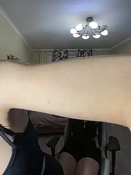 girls n roses online show from November 4, 2025, 2:43 pm