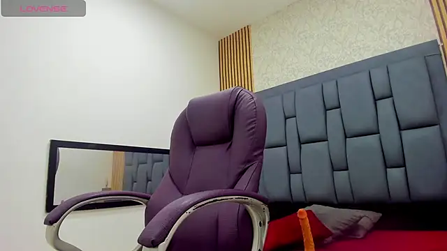 aurore adams online show from October 28, 2025, 11:42 am