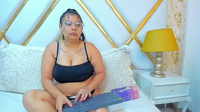 Snapshot of Julieta_Owen chatting on October 25, 2025, 1:45 pm Julieta Owen online show from October 25, 2025, 1:45 pm