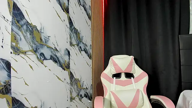 Scarlet DLuce online show from January 7, 2026, 9:03 am