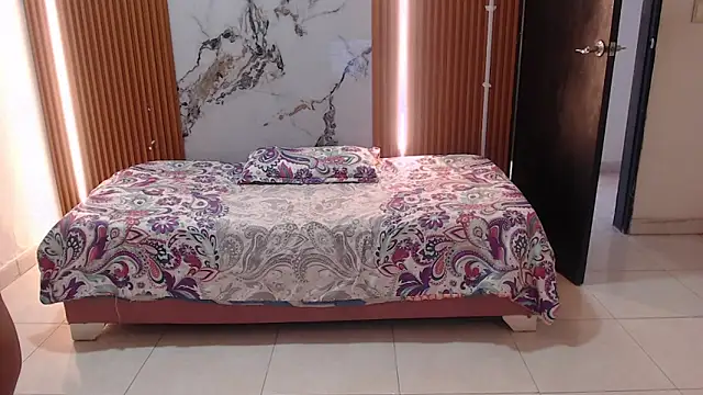 rosselyn  online show from December 17, 2025, 8:03 pm