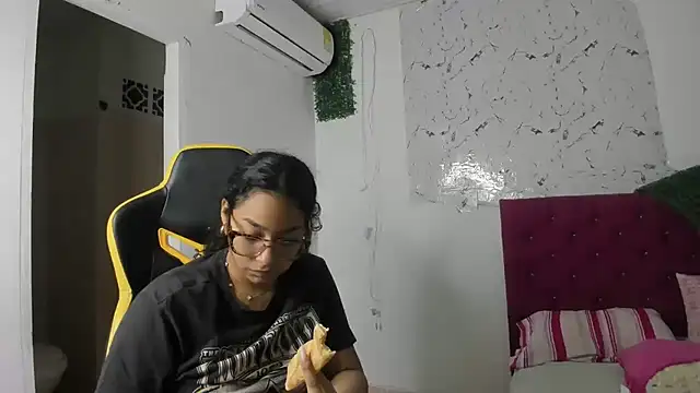 Snapshot of emily_stars1 chatting on February 5, 2026, 12:39 am emily stars1 online show from February 5, 2026, 12:39 am