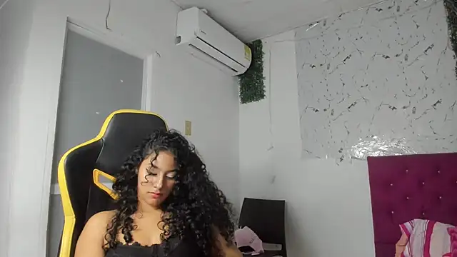 Snapshot of emily_stars1 chatting on February 3, 2026, 6:22 am emily stars1 online show from February 3, 2026, 6:22 am