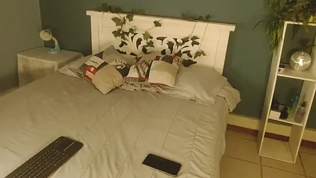 Samantha  Benet online show from November 25, 2025, 8:09 pm