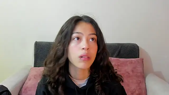 emily jonessxx online show from December 2, 2025, 11:34 am