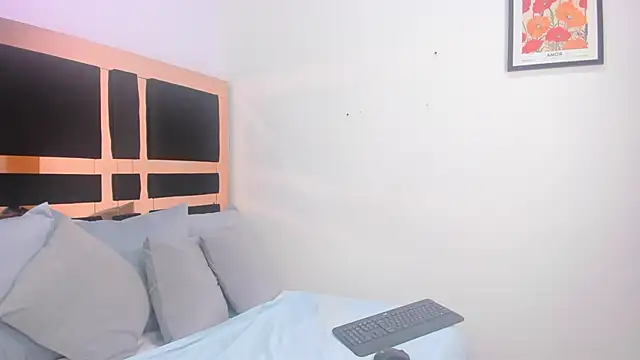 karolebonyy online show from November 17, 2025, 3:49 pm