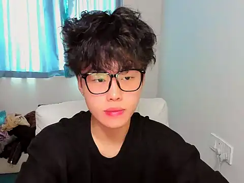 L1kuto online show from November 4, 2025, 2:48 am