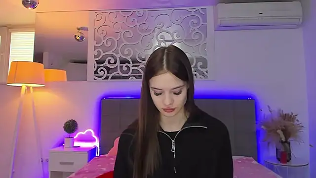 LuisaClover online show from February 17, 2026, 1:19 pm