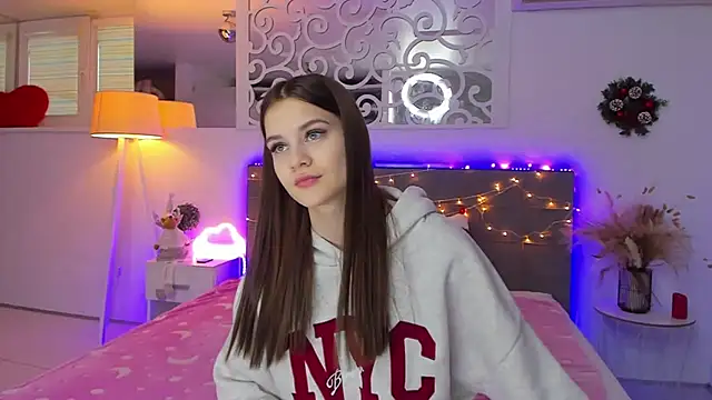 LuisaClover online show from December 14, 2025, 1:17 pm