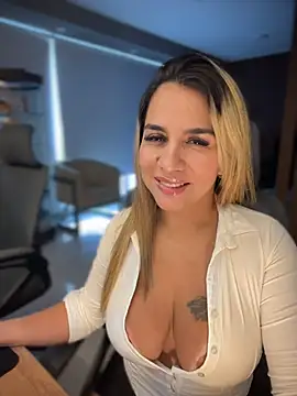 Snapshot of AngieVelezMilf chatting on November 4, 2025, 4:00 pm AngieVelezMilf online show from November 4, 2025, 4:00 pm