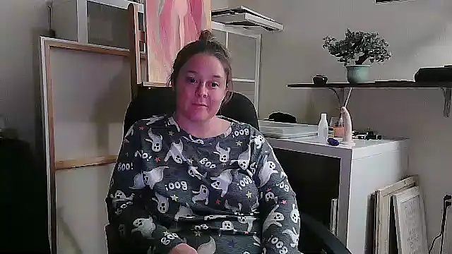 Snapshot of Artgirlie31 chatting on November 1, 2025, 3:35 am Artgirlie31 online show from November 1, 2025, 3:35 am