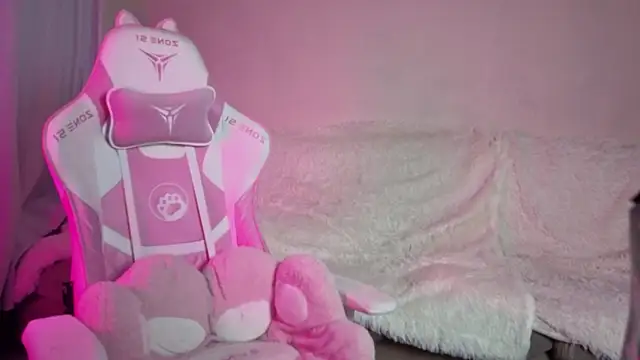 Snapshot of LumiCeleste chatting on October 27, 2025, 8:32 pm LumiCeleste online show from October 27, 2025, 8:32 pm