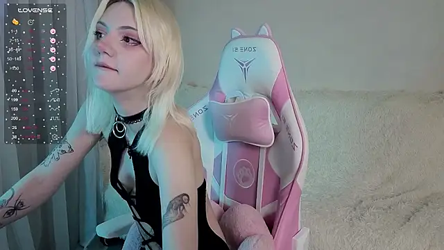 Snapshot of LumiCeleste chatting on October 29, 2025, 3:27 am LumiCeleste online show from October 29, 2025, 3:27 am