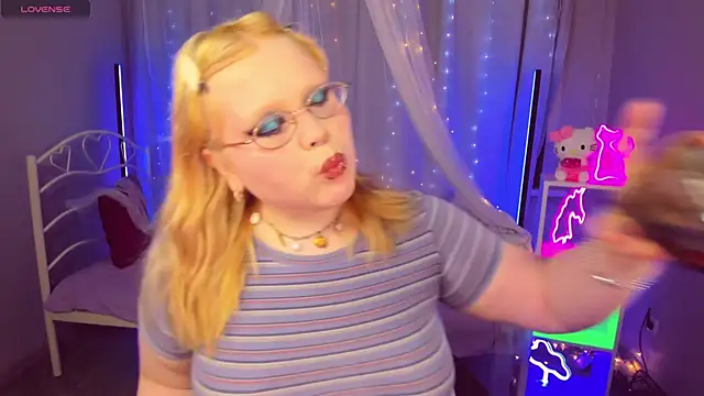 Snapshot of LottieReed chatting on June 12, 2026, 5:54 pm LottieReed online show from June 12, 2026, 5:54 pm