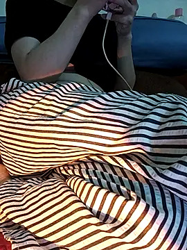 Cherry Le02 online show from November 22, 2025, 2:16 pm