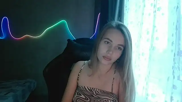 MadisonPhoenix online show from November 17, 2025, 1:04 pm