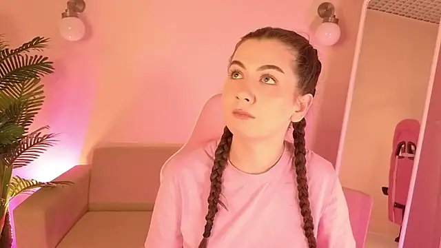 Snapshot of LiliaCrown chatting on October 28, 2025, 5:01 pm LiliaCrown online show from October 28, 2025, 5:01 pm