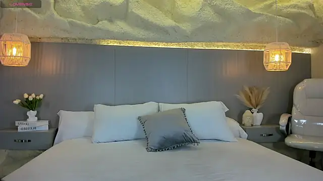 AmyColman  online show from April 7, 2026, 12:07 pm