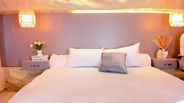 AmyColman  online show from April 10, 2026, 12:12 pm