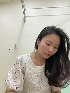 Snapshot of Bee_Yellow00 chatting on December 23, 2025, 5:51 am Bee Yellow00 online show from December 23, 2025, 5:51 am