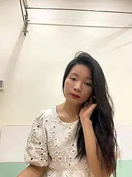 Snapshot of Bee_Yellow00 chatting on November 10, 2025, 4:28 am Bee Yellow00 online show from November 10, 2025, 4:28 am