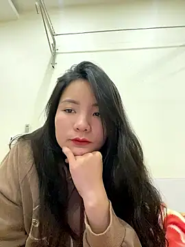 Snapshot of Bee_Yellow00 chatting on January 11, 2026, 5:03 am Bee Yellow00 online show from January 11, 2026, 5:03 am