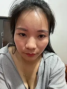 Snapshot of Bee_Yellow00 chatting on November 2, 2025, 9:25 am Bee Yellow00 online show from November 2, 2025, 9:25 am