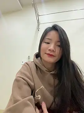 Snapshot of Bee_Yellow00 chatting on January 6, 2026, 4:38 am Bee Yellow00 online show from January 6, 2026, 4:38 am