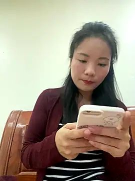 Snapshot of Bee_Yellow00 chatting on November 4, 2025, 4:27 am Bee Yellow00 online show from November 4, 2025, 4:27 am