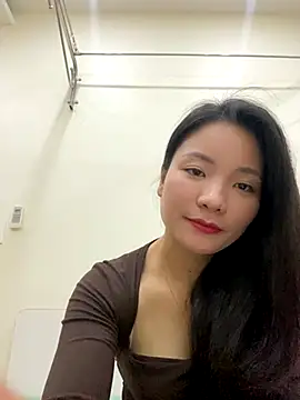 Snapshot of Bee_Yellow00 chatting on November 13, 2025, 4:49 am Bee Yellow00 online show from November 13, 2025, 4:49 am