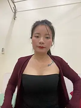 Snapshot of Bee_Yellow00 chatting on October 27, 2025, 4:35 am Bee Yellow00 online show from October 27, 2025, 4:35 am