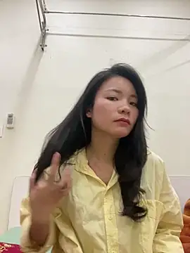 Snapshot of Bee_Yellow00 chatting on December 19, 2025, 5:32 am Bee Yellow00 online show from December 19, 2025, 5:32 am