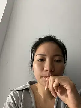 Snapshot of Bee_Yellow00 chatting on November 22, 2025, 8:51 pm Bee Yellow00 online show from November 22, 2025, 8:51 pm