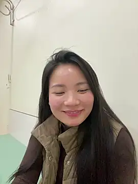 Snapshot of Bee_Yellow00 chatting on February 6, 2026, 5:14 am Bee Yellow00 online show from February 6, 2026, 5:14 am