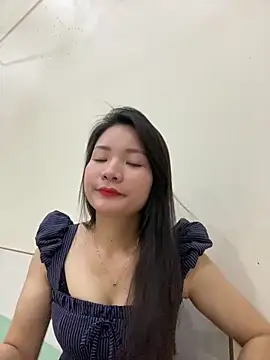 Snapshot of Bee_Yellow00 chatting on February 7, 2026, 4:42 am Bee Yellow00 online show from February 7, 2026, 4:42 am