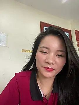 Snapshot of Bee_Yellow00 chatting on June 30, 2026, 4:23 am Bee Yellow00 online show from June 30, 2026, 4:23 am