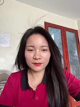 Snapshot of Bee_Yellow00 chatting on June 12, 2026, 2:31 am Bee Yellow00 online show from June 12, 2026, 2:31 am