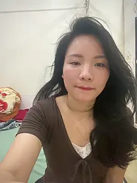 Bee Yellow00 online show from April 14, 2026, 4:50 am