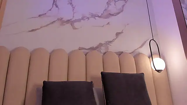 Vittoria  rossi online show from December 18, 2025, 1:48 pm