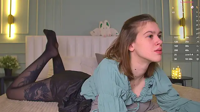 Snapshot of LoraPuffs chatting on February 16, 2026, 4:05 pm LoraPuffs online show from February 16, 2026, 4:05 pm