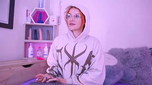 celeste blazze  online show from November 6, 2025, 2:21 pm