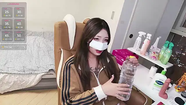 Milk Sola online show from November 28, 2025, 1:44 pm