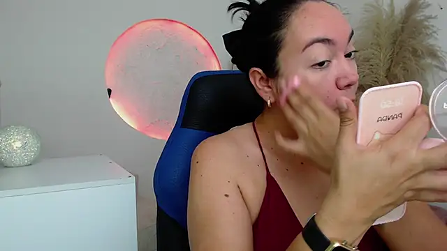 Yadis hot online show from December 17, 2025, 10:04 pm