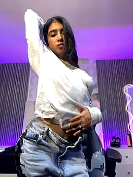 MAIILY TAY online show from November 10, 2025, 12:10 pm