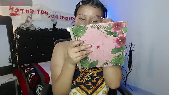 Snapshot of Thalia_honey chatting on October 27, 2025, 3:51 am Thalia honey online show from October 27, 2025, 3:51 am